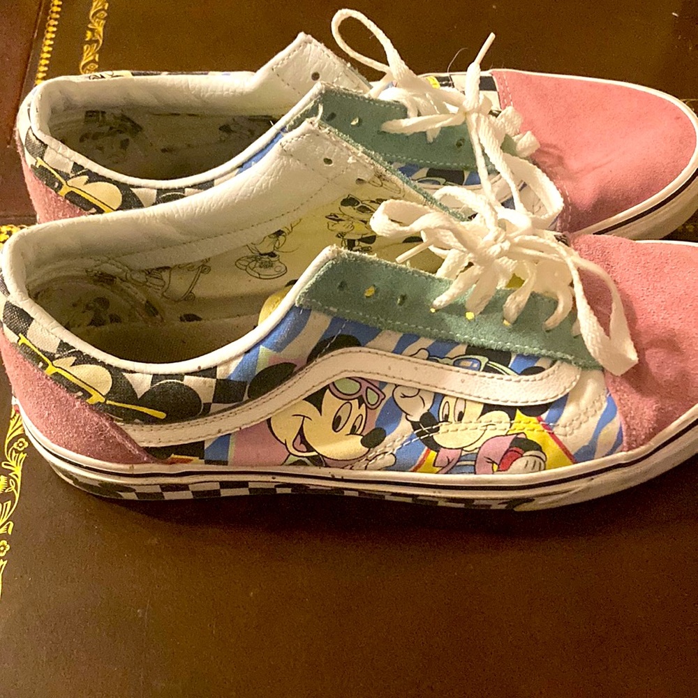 Men’s sz 9 Mickey Mouse themed vans